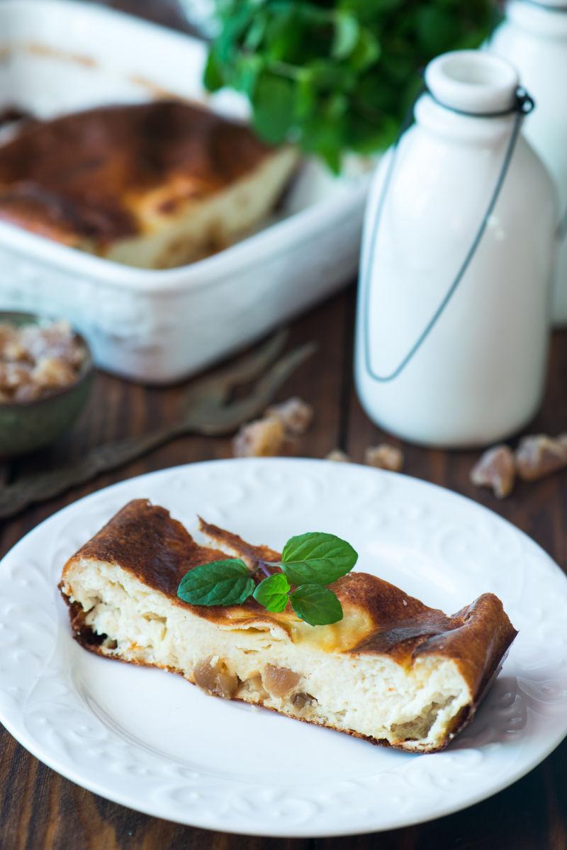 在白盘里的蜜饯芝士蛋糕