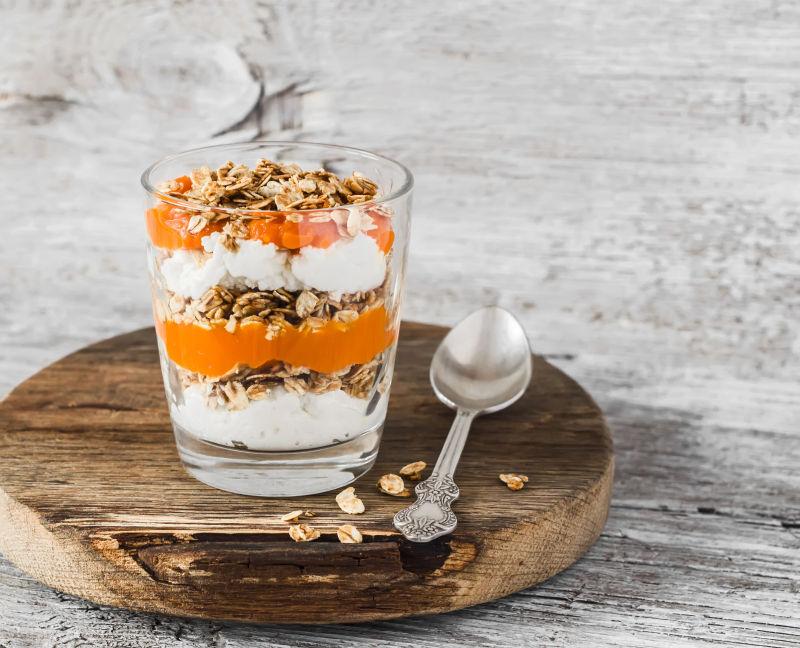 木瓜泥和自制格兰诺拉