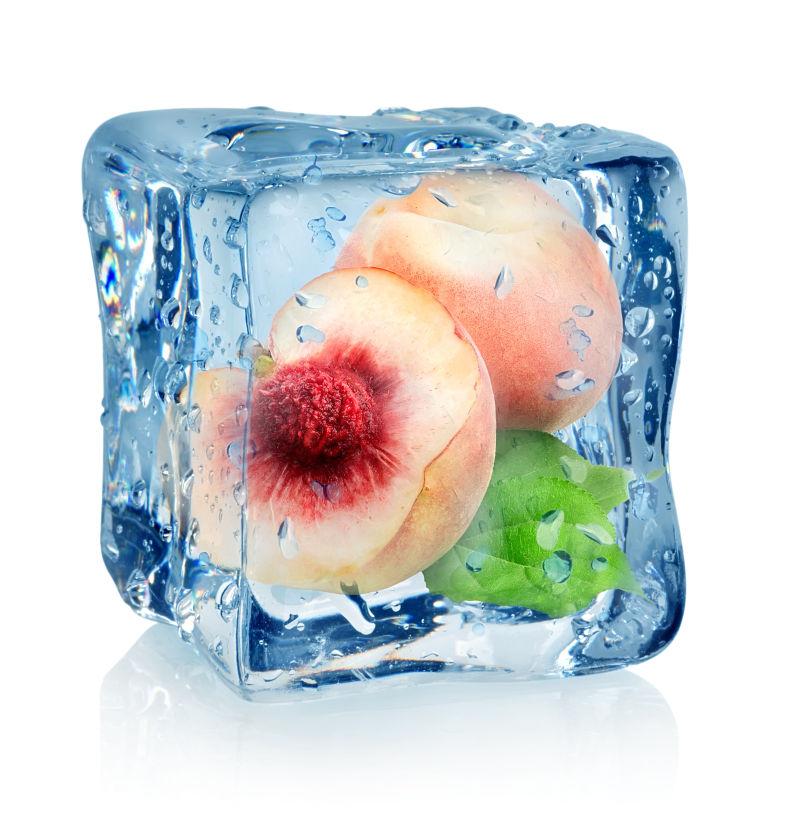 白色背景下的冰块和桃子