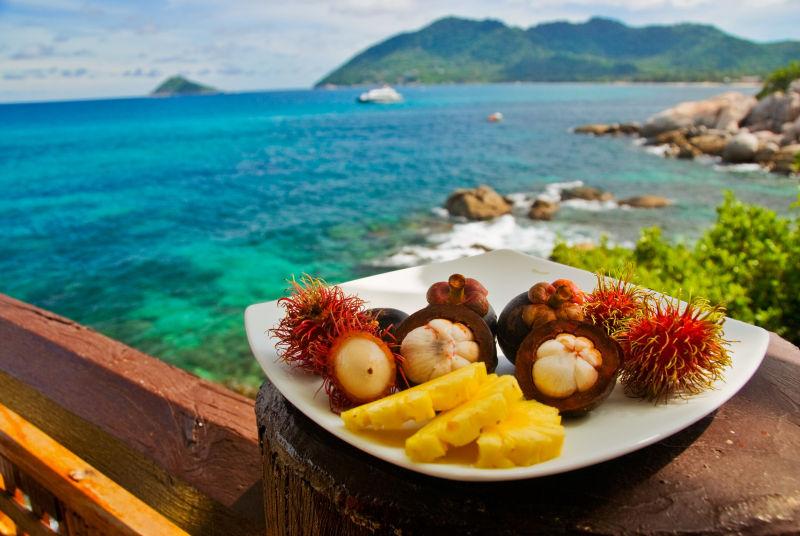 海景餐厅围栏上的水果拼盘