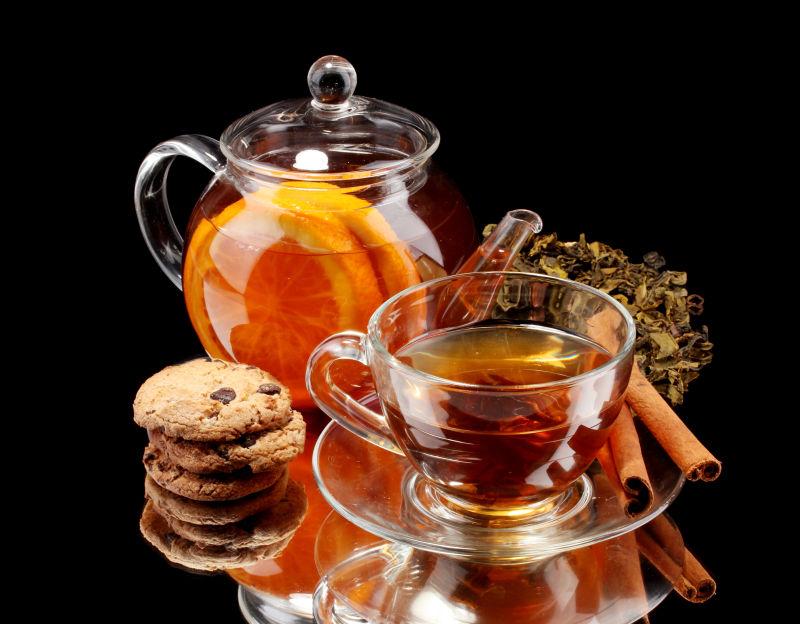 黑色背景中柠檬茶