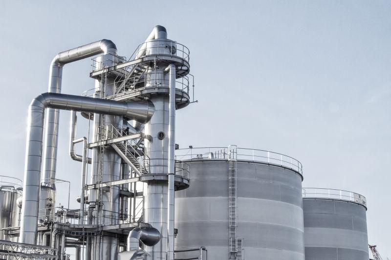 闪亮管子的工业炼油厂