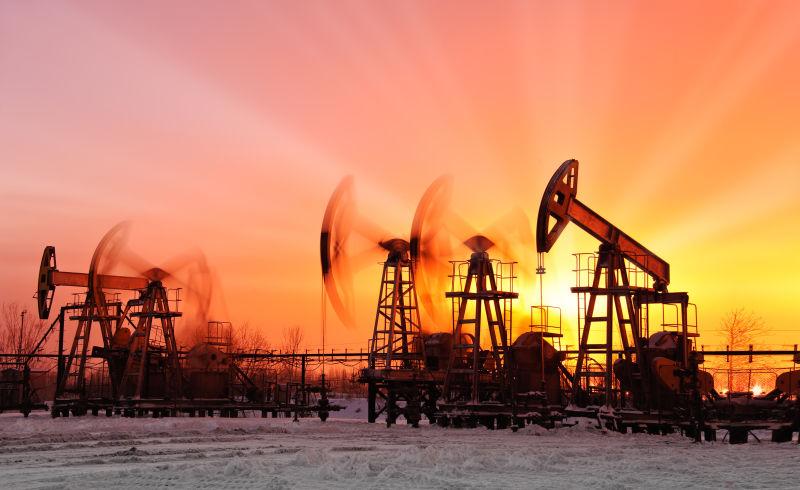 日落背景下的油泵