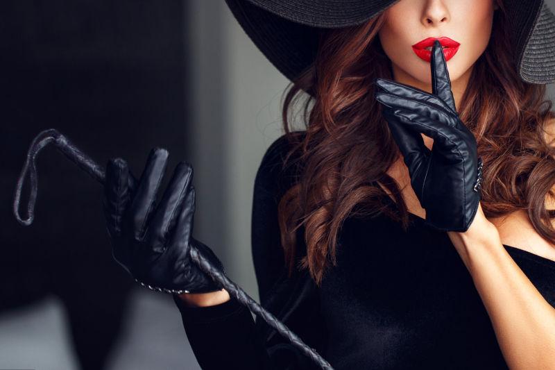 带着黑色帽子和手套的棕发美女