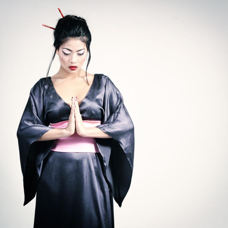 穿着和服的美女