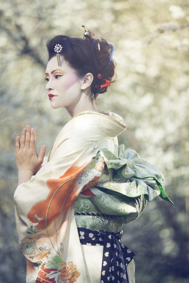 魅力艺妓漫步圣诞树