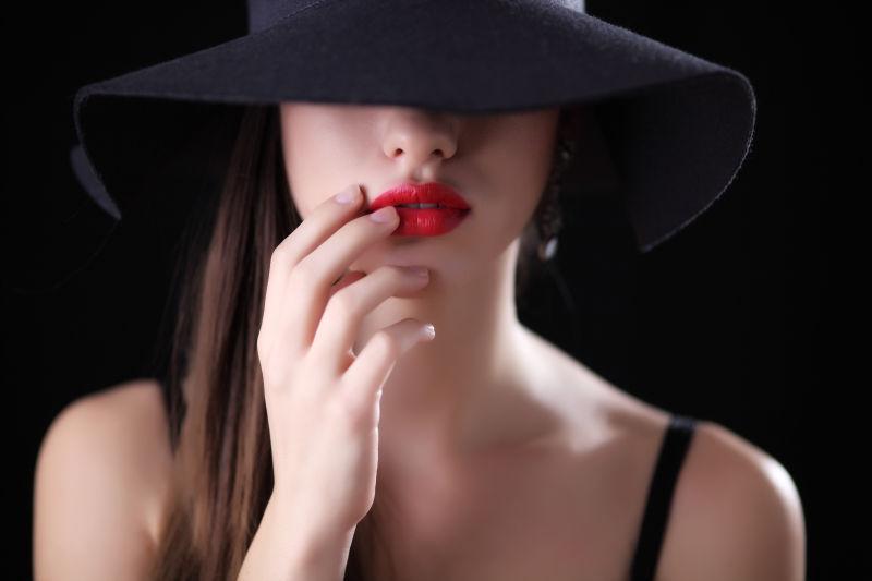 戴帽子的年轻女士