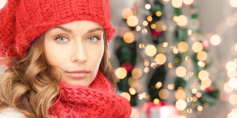 带着红色针织帽的美女