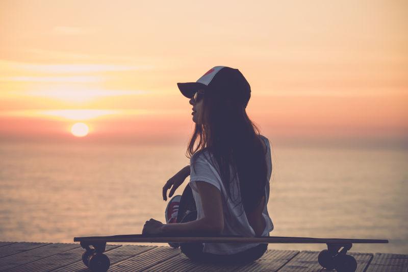 海边的美女和滑板