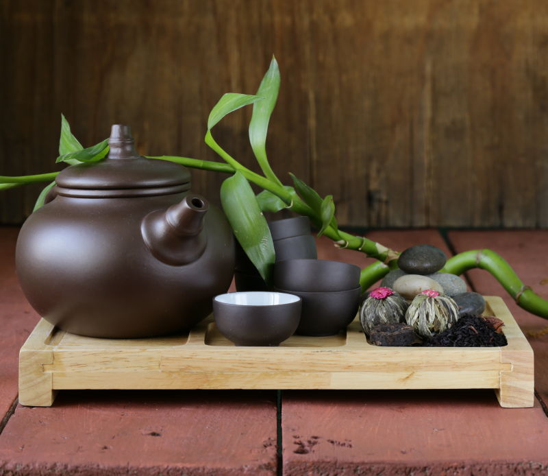 黑色的茶具和木头茶几