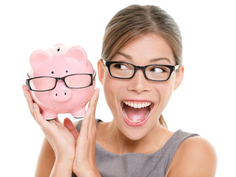 女人对买眼镜的储蓄感到高兴和兴奋