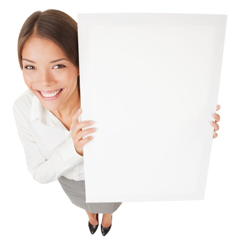 妇女展示白板招牌