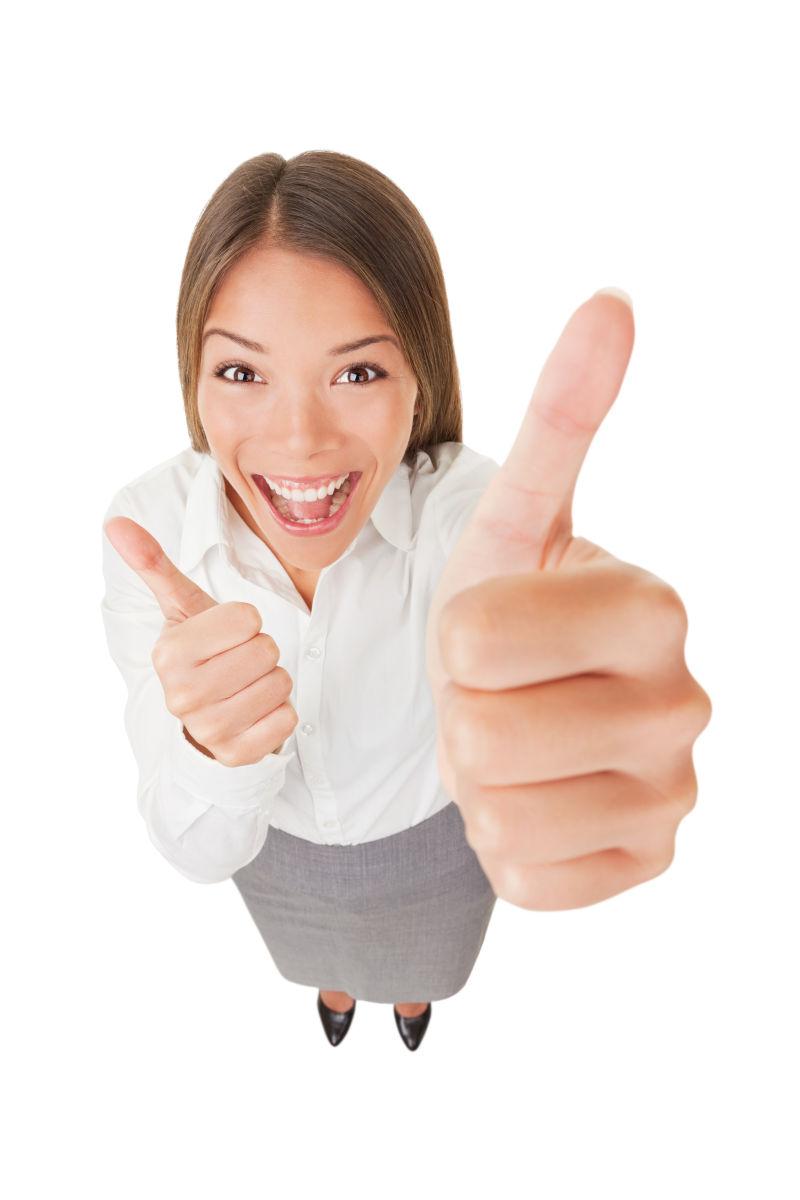 快乐兴奋的女人竖起大拇指