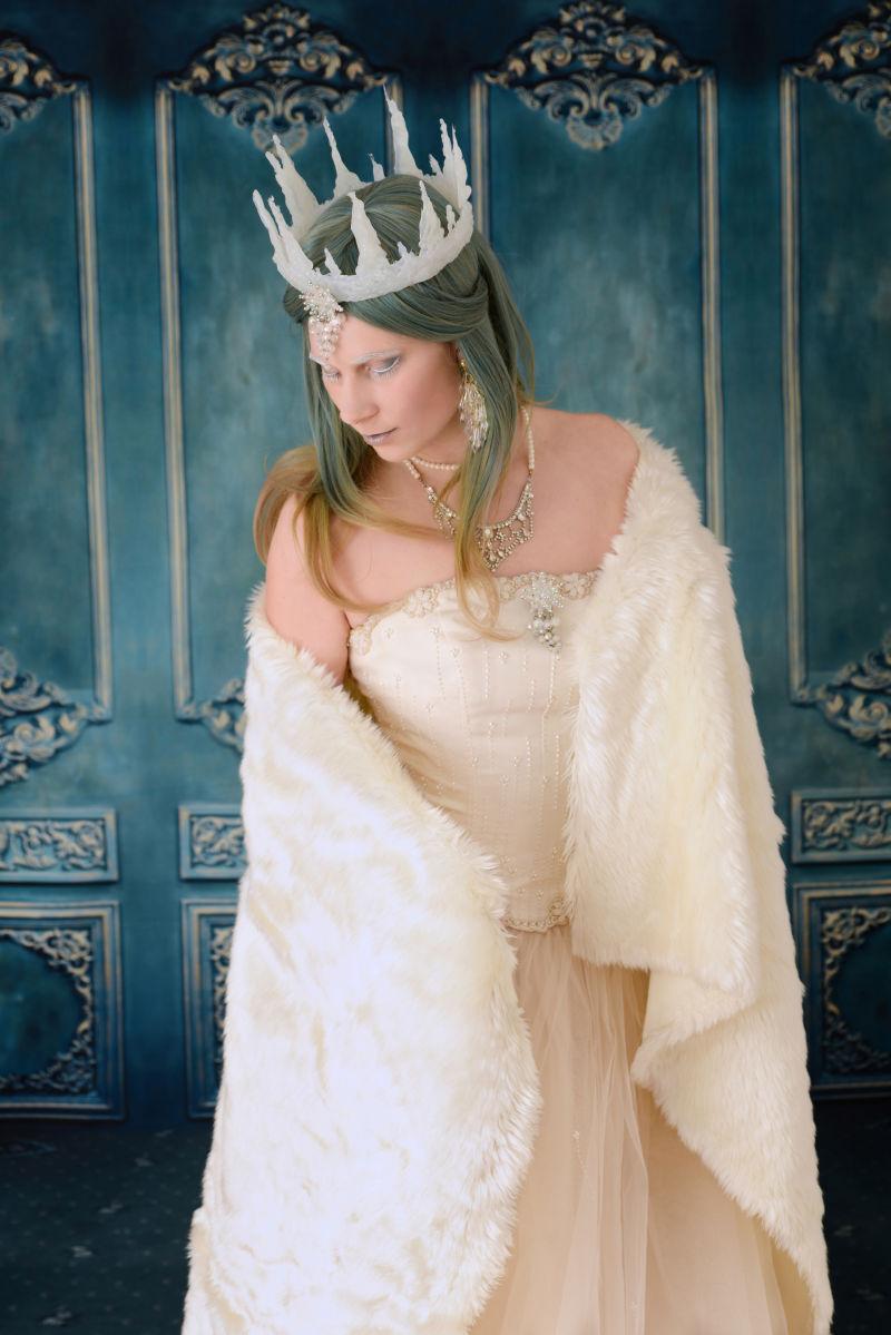 蓝色背景中穿皮草的女王