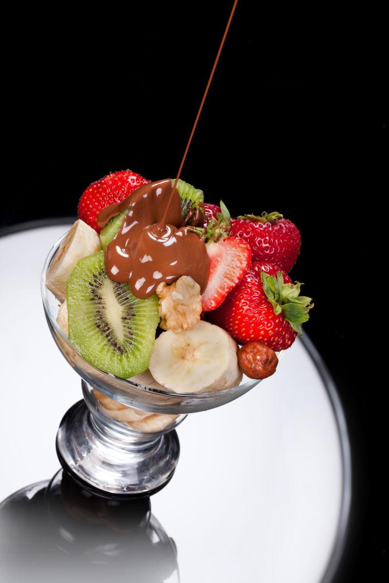 切块的水果在浇撒巧克力酱