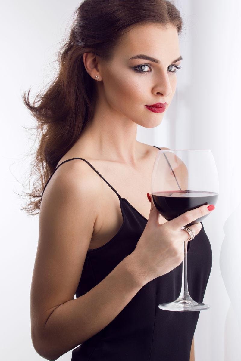 气质女人喝红酒图片图片