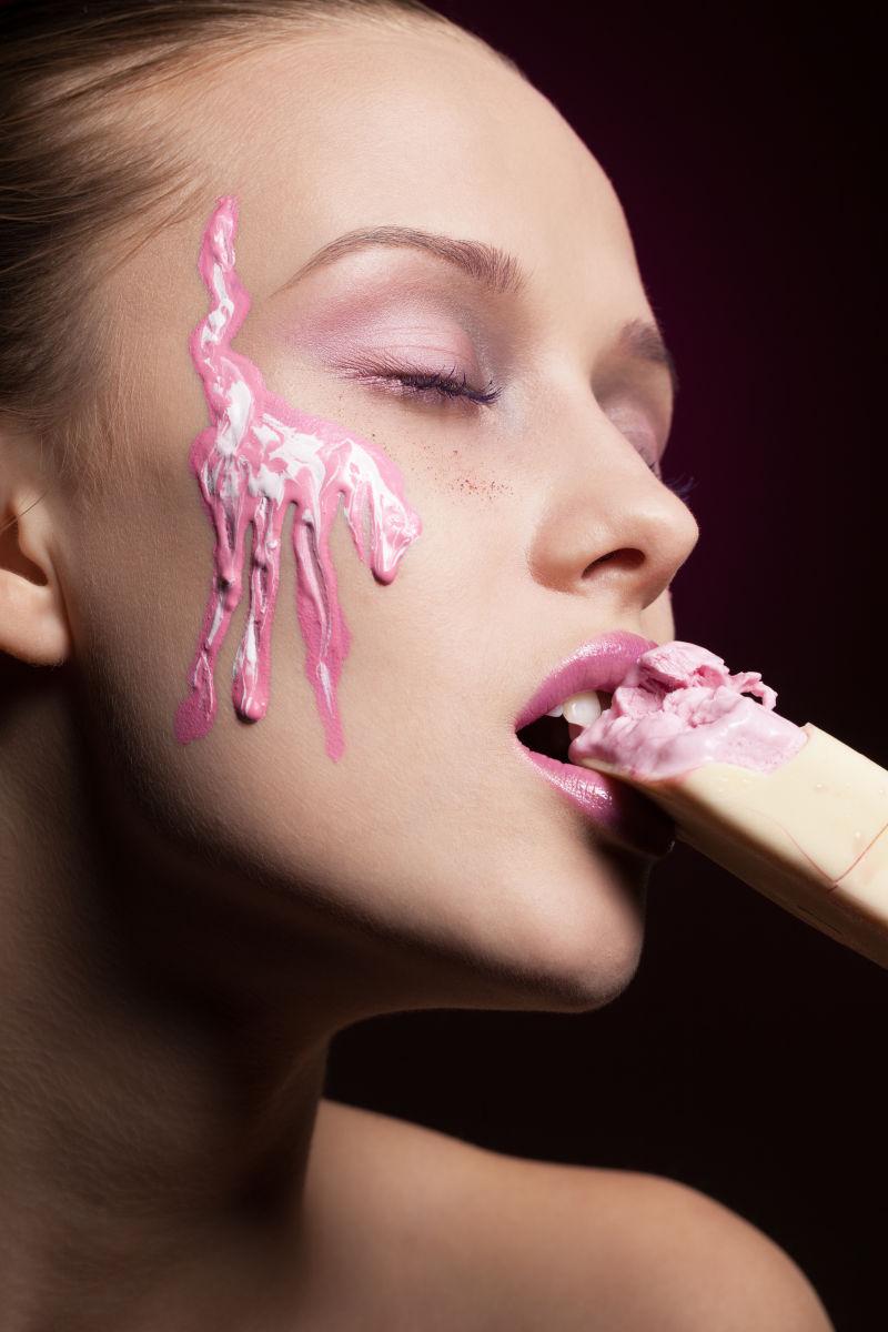 时尚女孩吃冰激凌和融化