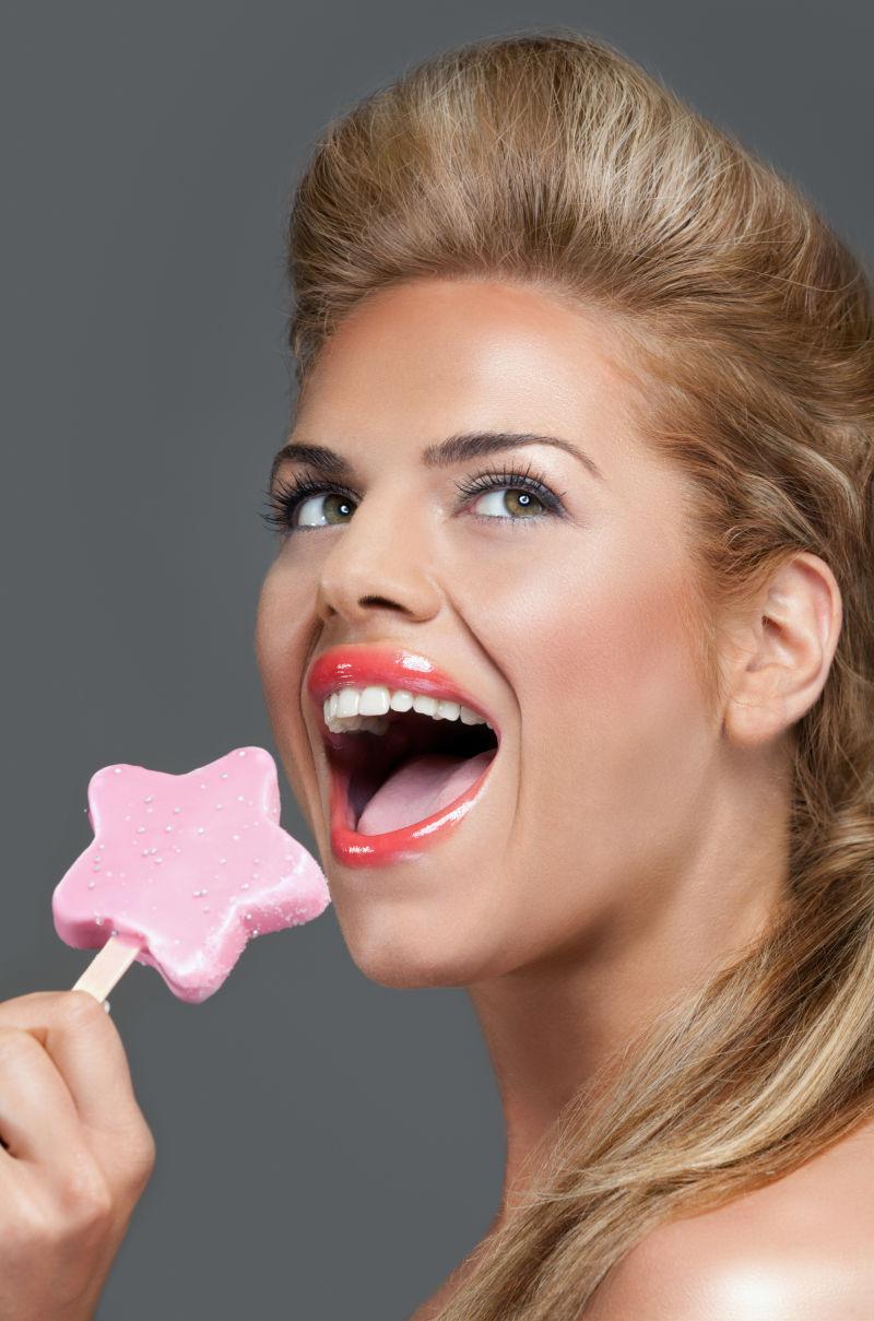 一个富有魅力的金发女性