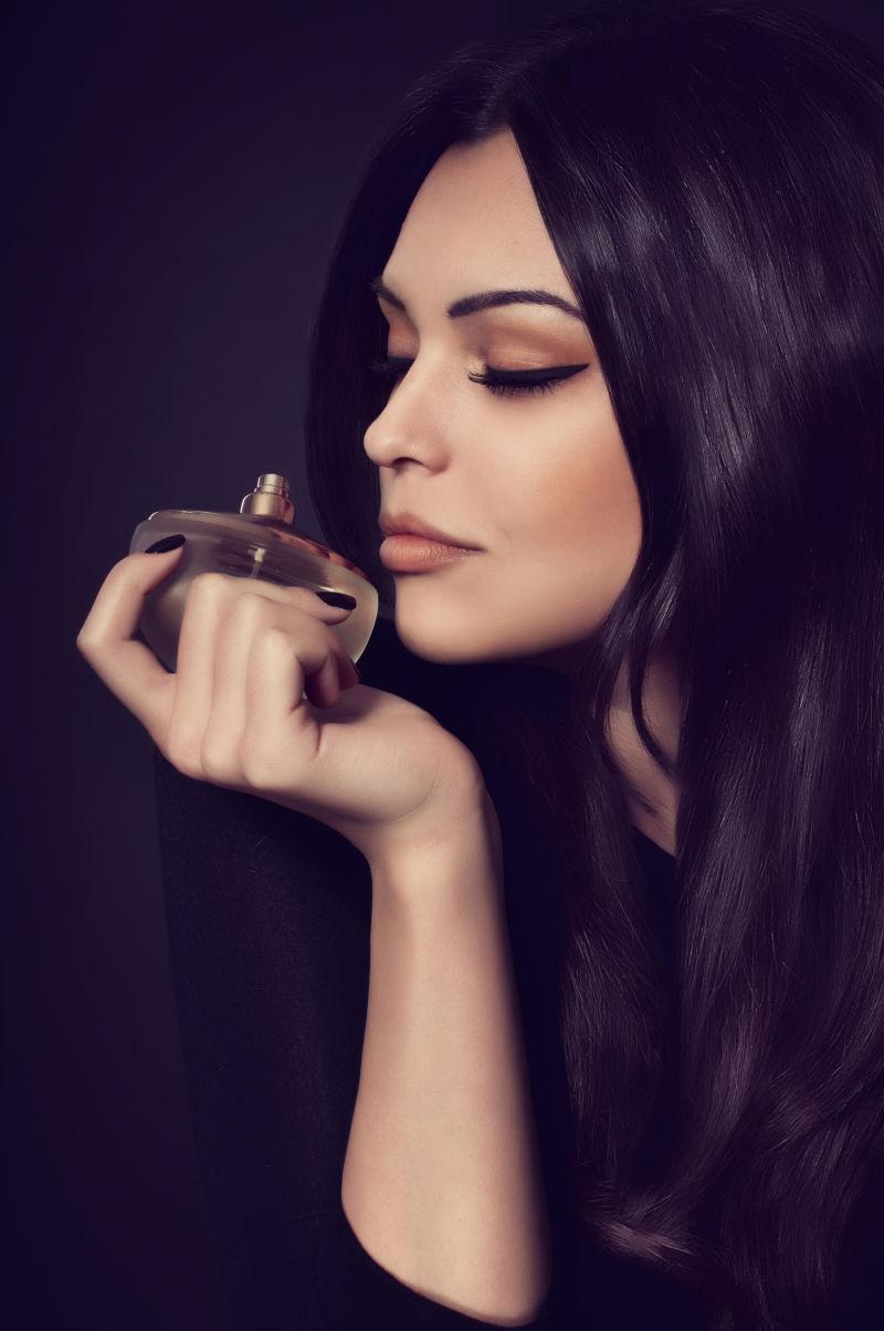 黑色背景下的女子