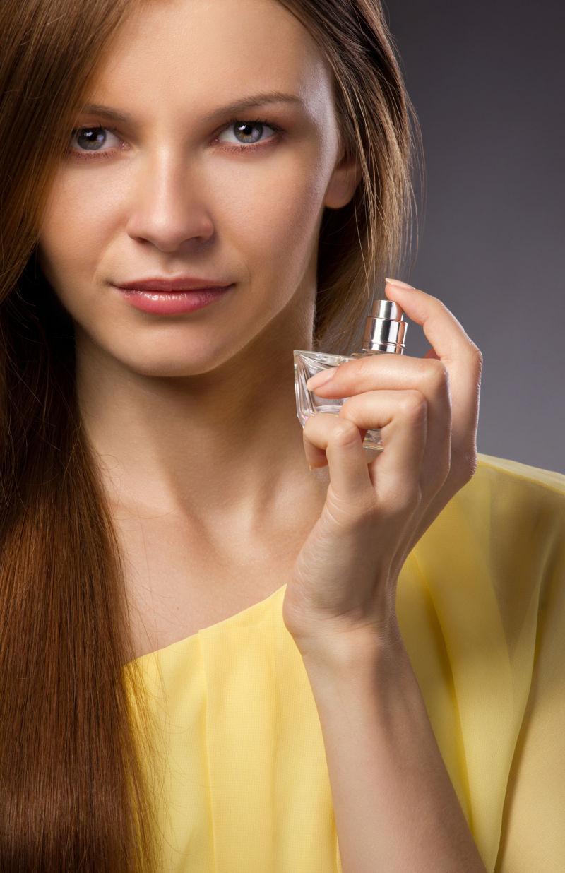 换色衣服的美女