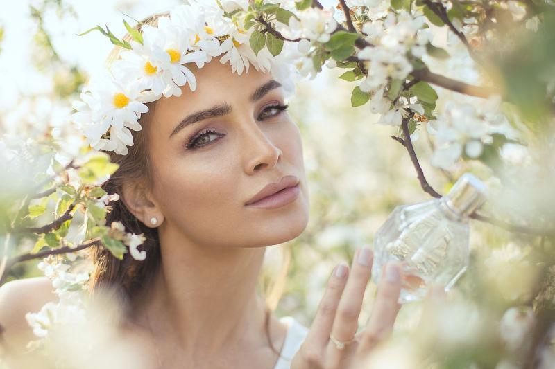 带着鲜花的女人