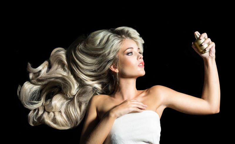 喷香水的金发美女