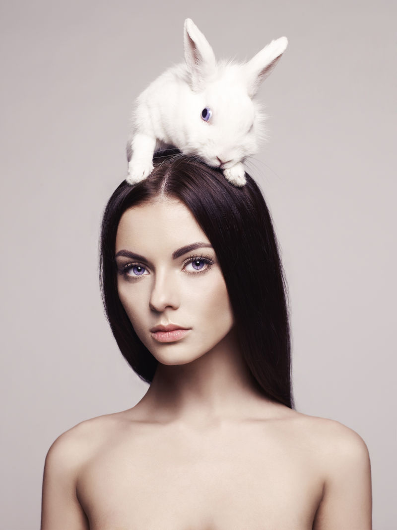 美女的头上趴着一只白色兔子