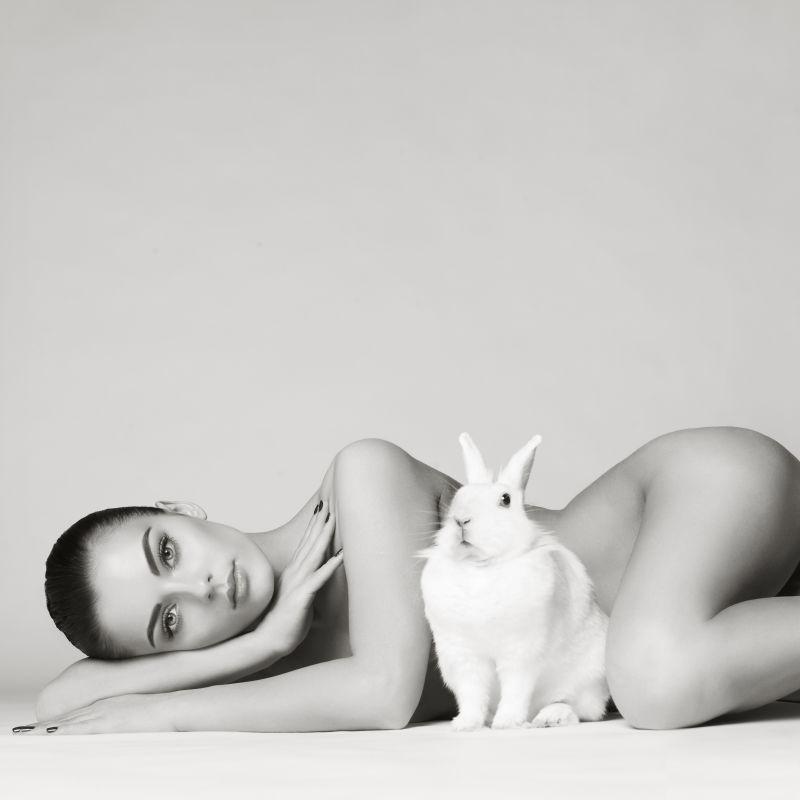 躺在地上的性感美女边上有一只可爱的兔子