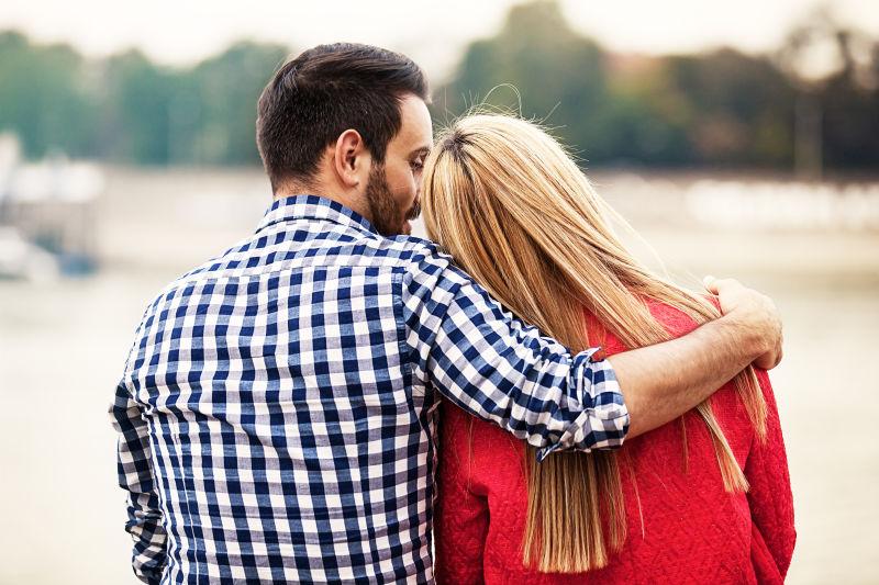 户外年轻的幸福夫妻相拥