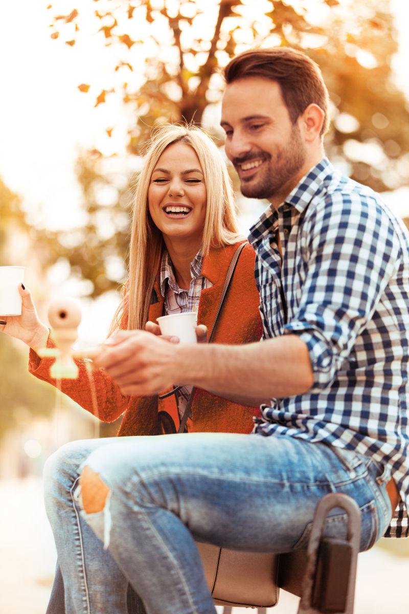 公园里坐着的快乐情侣夫妇