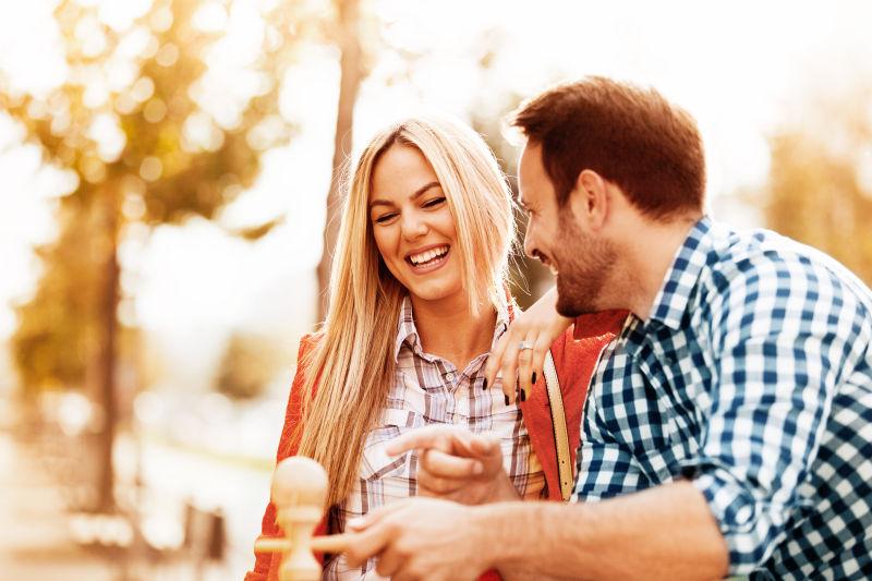 浪漫约会的年轻的幸福情侣