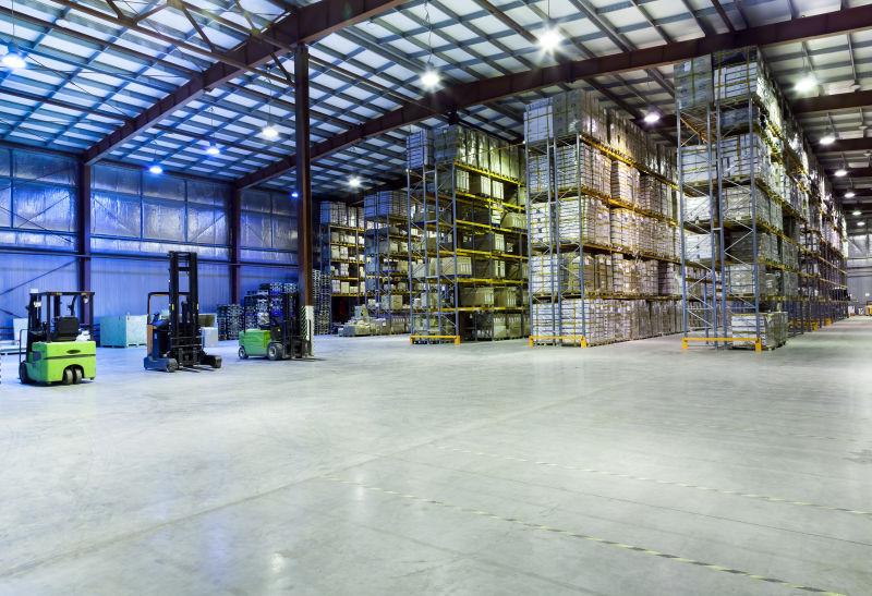 现代大型仓库内工作的绿色叉车