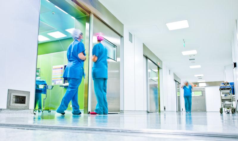 在医院走廊中医务人员的模糊摄影