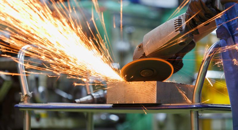 工人使用打磨工具