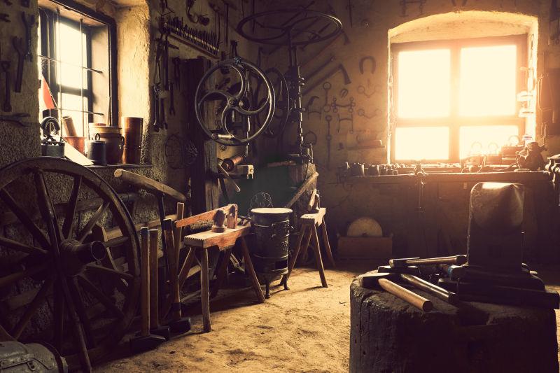 黑暗的老旧厂房内部的情景