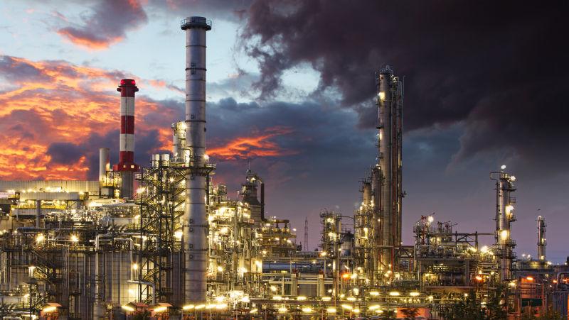夜景中的炼油工厂景观