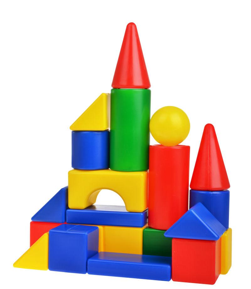 白色背景下的彩色城堡中的玩具城堡