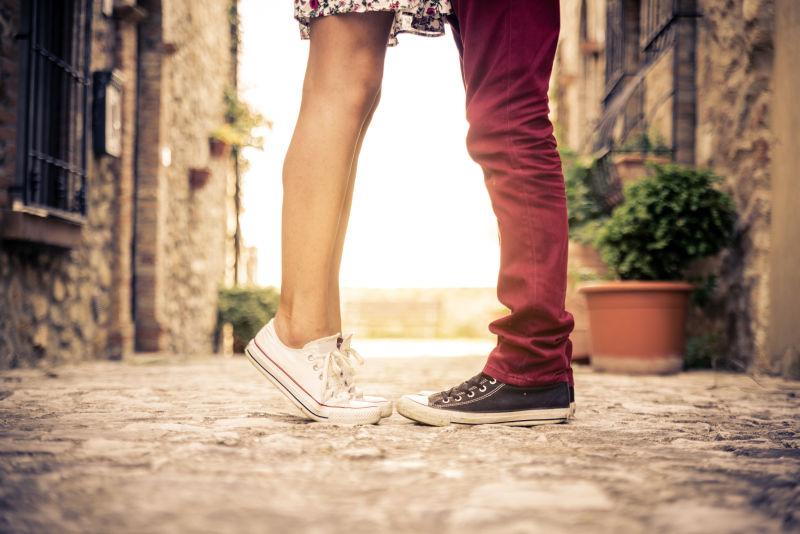 年轻夫妇亲吻老外