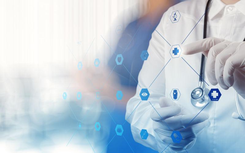 使用电脑的医生的医学理念