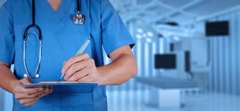 在手术室内记录的医生