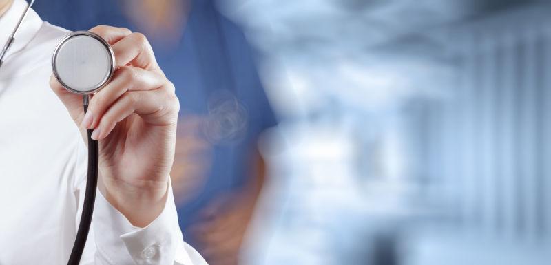 以手术室内拿着听诊器的成功医学博士