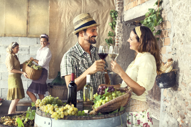 农民夫妇在农场喝酒