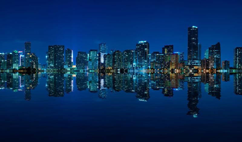 夜间迈阿密天际线全景图