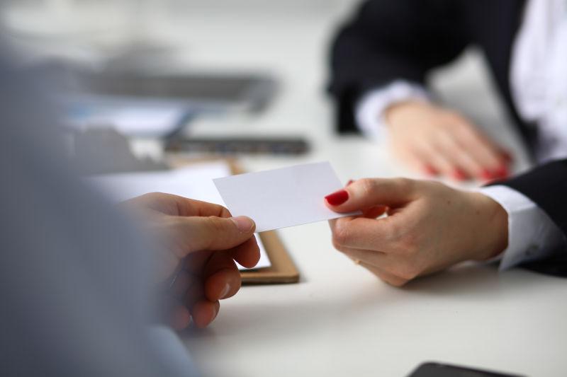 女人手中拿着一张空白名片