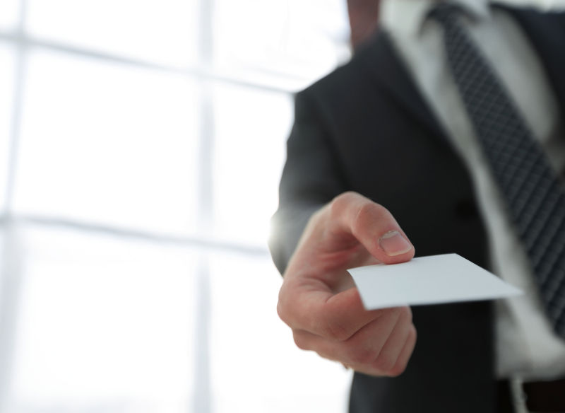 拿着名片的男商人