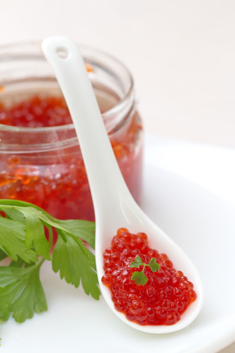 勺子中的鱼子酱