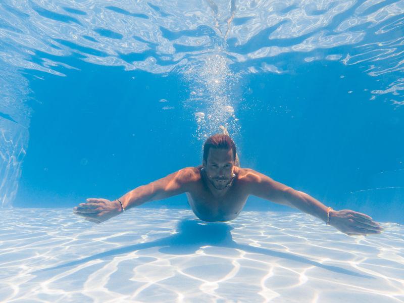 游泳中的男士
