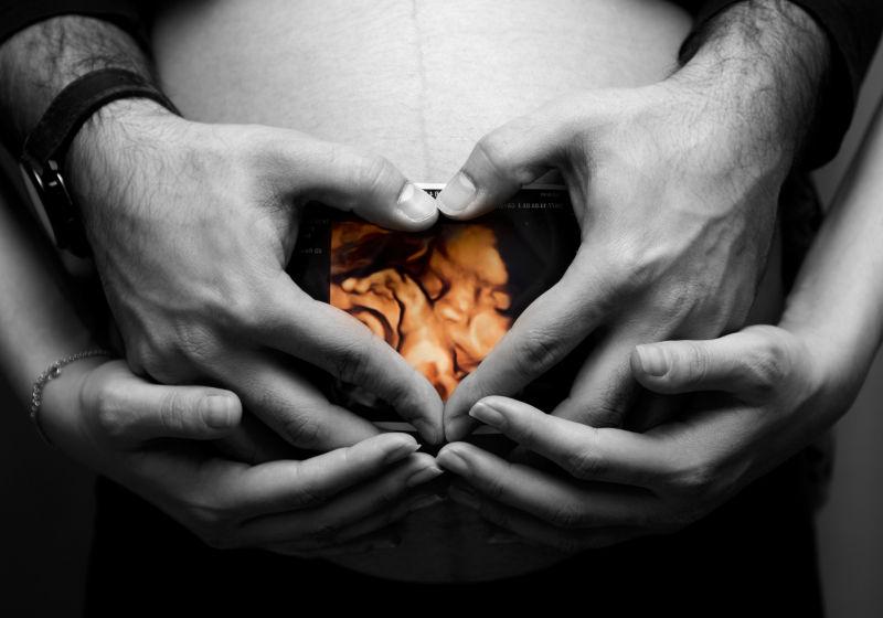 准爸爸抱着怀孕的准妈妈