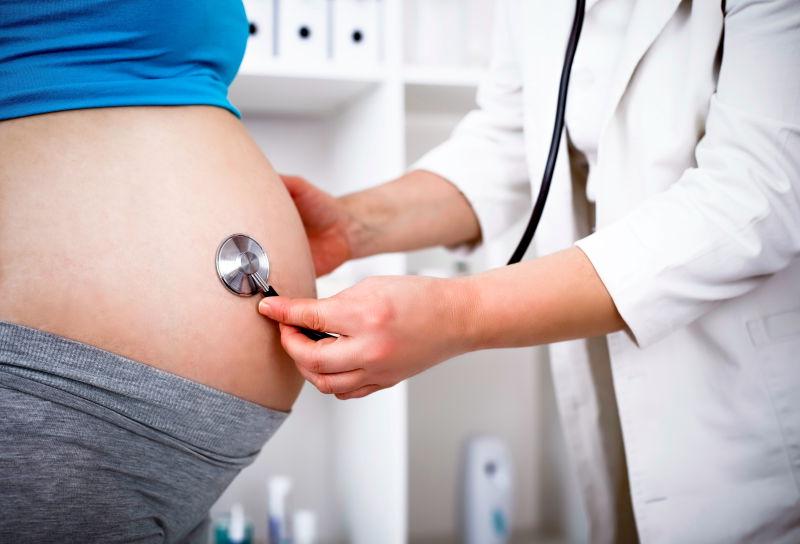 在医生办公室给孕妇做产前检查