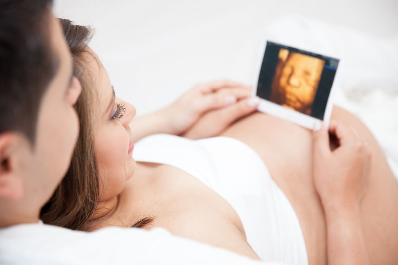 年轻夫妇看着超声图片